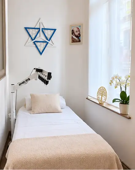 Le lit de cristal : sept cristaux de quartz suspendus au-dessus d’un lit de repos